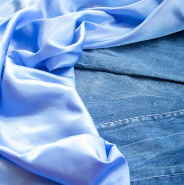 Yoğun mavi denim kumaş, düz gök mavi ipek ve hassas bir lac