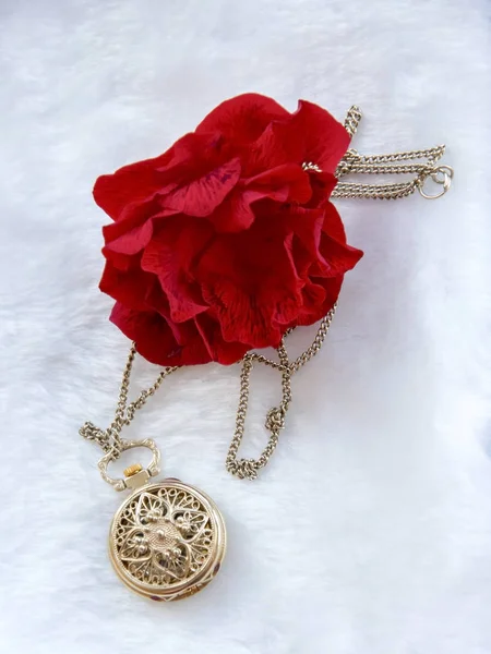 Flower red rose and gold filigree work clock - pendant with lid — Stock Photo, Image