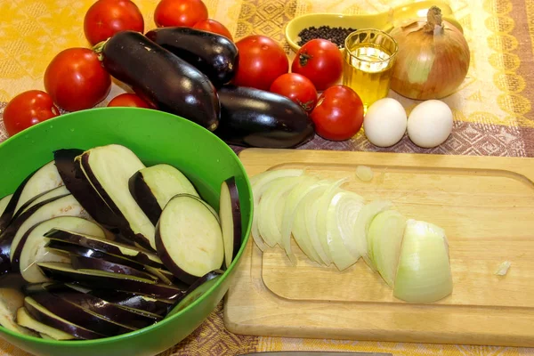 Bir kesme tahtası ve patlıcan tuzlu wa batırılmış soğan dilimlenmiş