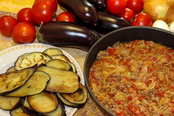 Soğan ve domates bir ro astarlı ile hazırlanan forcemeat Komposto