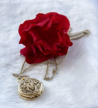Kırmızı gül ve altın Telkari iş saat - kolye kapak ile çiçek 
