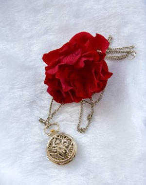 Kırmızı gül ve altın Telkari iş saat - kolye kapak ile çiçek 
