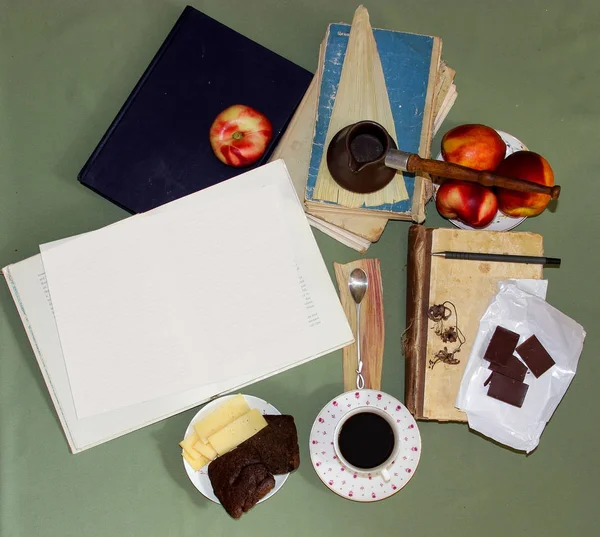 Natürmort kahve Buhar, bir çay kaşığı kıvrılmış bir ipucu ile yatıyor üzerinde bir 