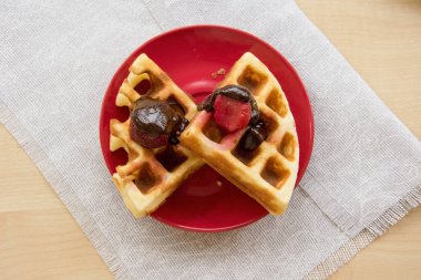 Çilek ve çikolata plaka ile Viyana gözleme