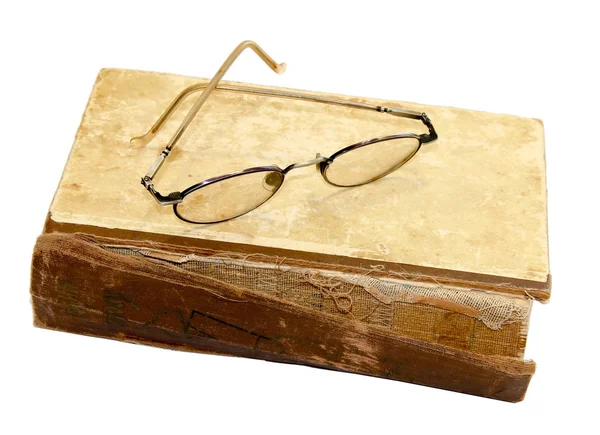 Sur un vieux livre avec une reliure déchiré et une colonne vertébrale cassée sont glasse — Photo