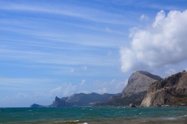 Denizin üzerinde güzel gökyüzü. Cape Kapchik görünümü. Crimea