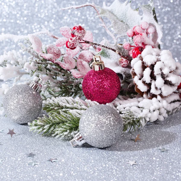 Tarjeta de Navidad con bolas de plata —  Fotos de Stock