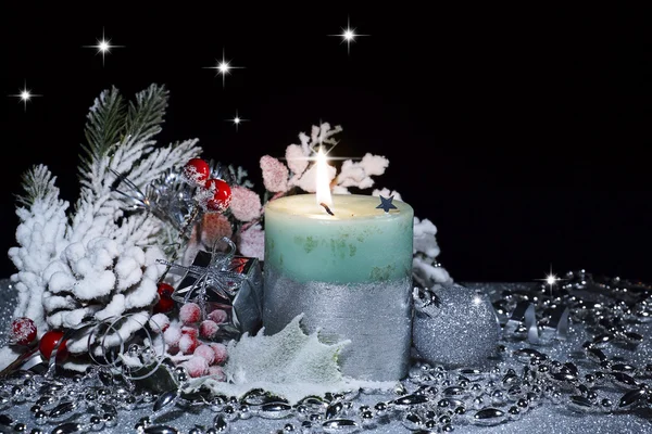 Vánoční složení se svíčkou. Černé pozadí — Stock fotografie