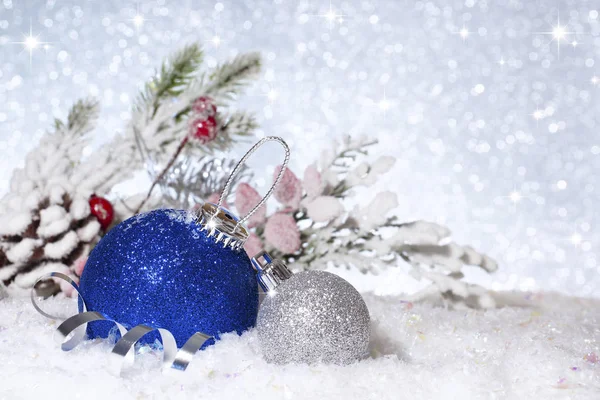 Bolas de Navidad en la nieve. Composición de Año Nuevo . —  Fotos de Stock