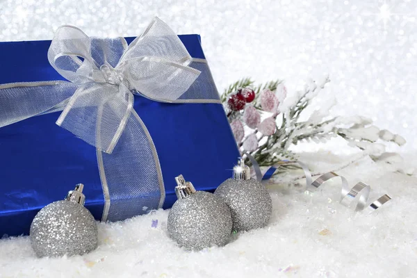 Cadeau du Nouvel An dans la boîte bleue et boules de Noël . — Photo