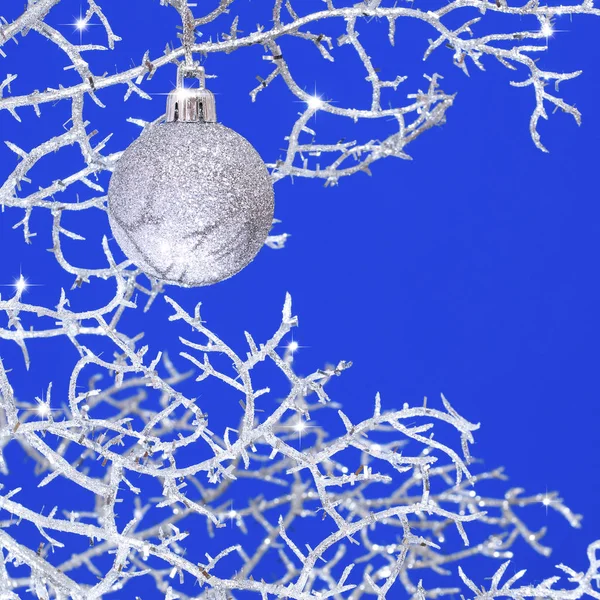 Boże Narodzenie tło z srebrną kulkę. Niebieskie tło — Zdjęcie stockowe