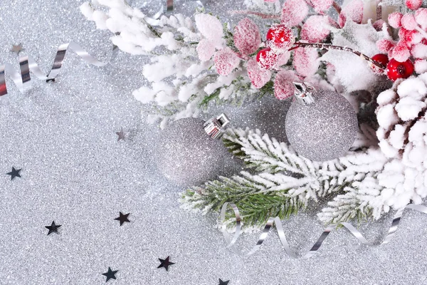 Vánoční složení s dvěma stříbrné kuličky — Stock fotografie