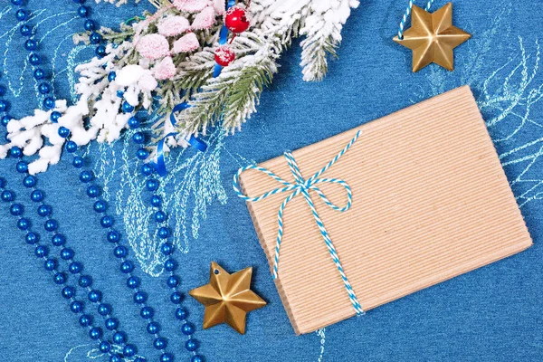 Vánoční dárek na modrém pozadí. Prostor pro text — Stock fotografie
