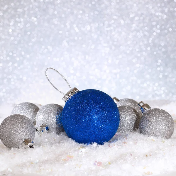 Bombki na śniegu. Niebieski i srebrny — Zdjęcie stockowe