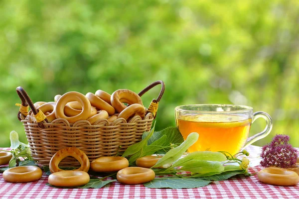 Tea drinking with bagels in the summer garden. — Stock Photo, Image