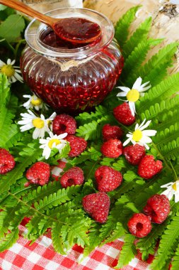Ahududu. Ahududu reçeli ve taze çilek ile jar.