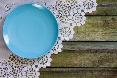 Eski masa mavi boş tabak. Yukarıdan görüntüleyin. Köşegen.