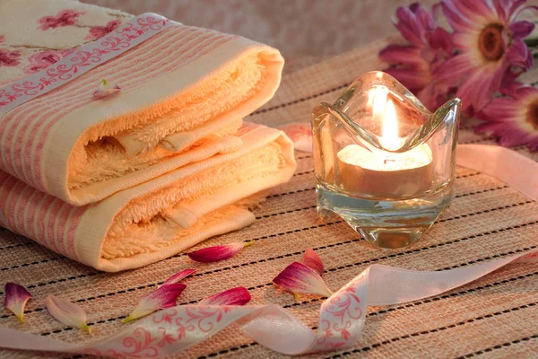 Hotel towel. Two towels and a burning candle. — Stock Photo, Image