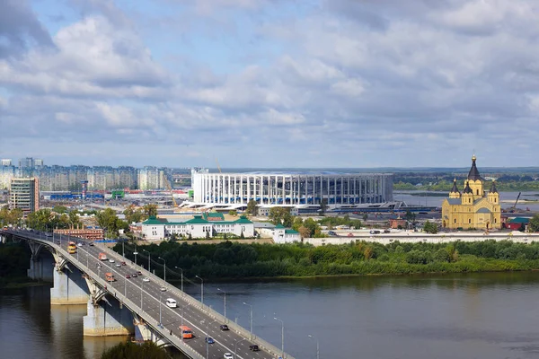 Nizhny Novgorod, Rusya - 10 Eylül 2017. Yeni stadyum, Alexander Nevsky Katedrali ve Canavinsky köprü görünümü.