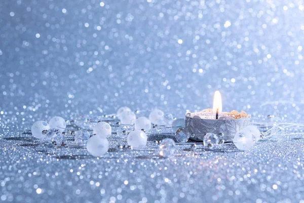 Tarjeta Navidad Con Una Vela Encendida Sobre Fondo Plateado — Foto de Stock