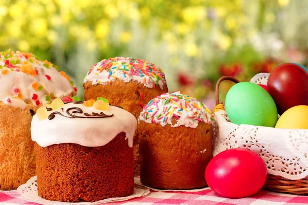 Wielkanoc Ciasta Kolorowych Jaj Niewyraźne Tło Babeczki Wielkanocne Kolorowe Jajka — Zdjęcie stockowe