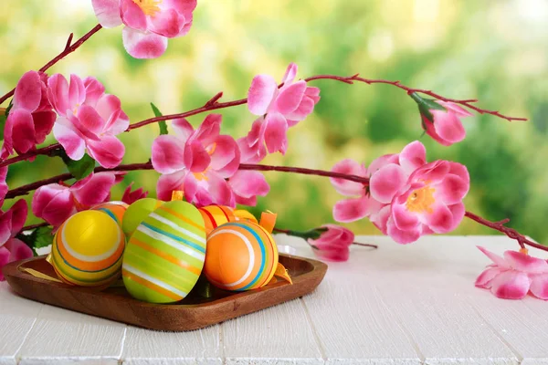 Karta Wielkanocna Kolorowych Jaj Wielobarwny Jaj Wiśni Gałęzi Biały Drewniany — Zdjęcie stockowe
