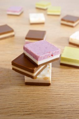 Çikolata şekerleme. Çikolata meyve ve fındık dolgu ile kare. Sığ derinlik-in tarla.