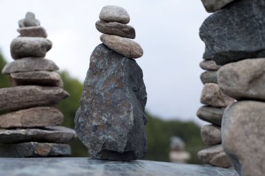 Nehir kenarındaki taş piramitler