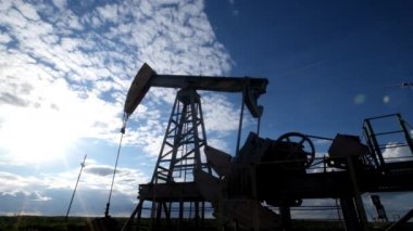 Gökyüzünün arka planında petrol üretimi için alan teçhizatı