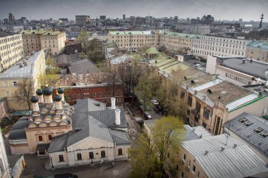 Moskova, şehrin merkezindeki evlerin çatılarının en üst görüntüsü..
