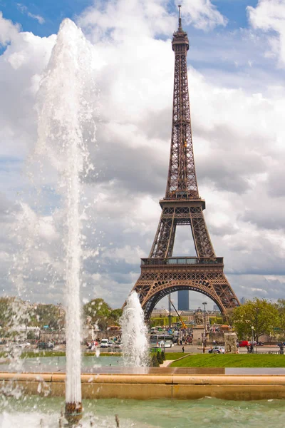 Parijs, Frankrijk, 26 april 2012 de muzikale fonteinen: The Eiffel Tower gezien vanaf Trocadero. — Stockfoto