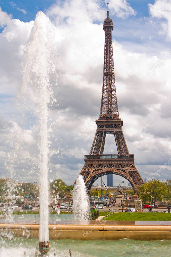 Paris, France, 26 april 2012 the musical fountains: The Eiffel Tower seen from Trocadero.