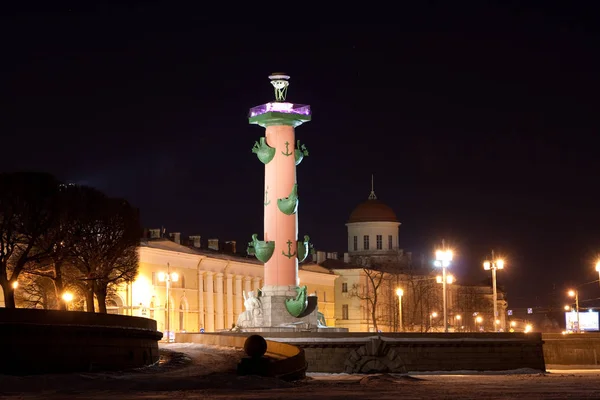 Coluna rostral no aterro do rio Neva, o Cuspo de Ilha de Vasilyevsky. São Petersburgo, Rússia — Fotografia de Stock