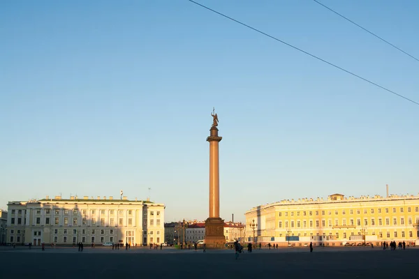 在圣彼得堡与纪念碑列 dvortsovaya 发车 — 图库照片