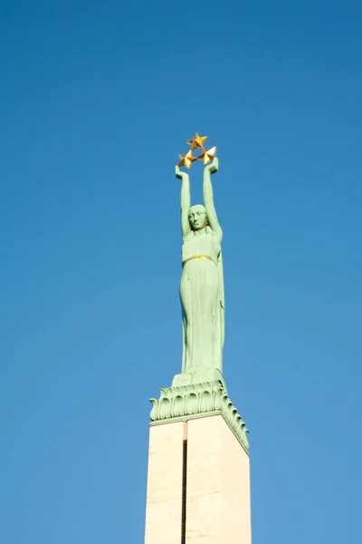 Monumento a la Libertad en Riga, Letonia. El monumento honra a los soldados muertos durante la Guerra de Independencia de Letonia en 1918-1920 . — Foto de Stock