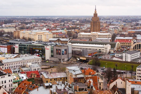 Der panoramablick auf riga, Lettland von der st.-peter-kirche — Stockfoto