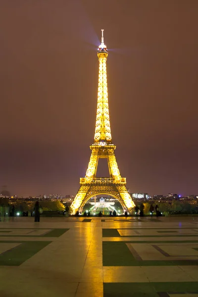 Eiffeltoren in Parijs bij nacht. — Stockfoto