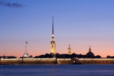Peter ve Paul fortress Sarayı ile arka plan yansıması ile su Neva Nehri'nin beyaz geceler sırasında St. Petersburg saf pembe gökyüzü üzerinde günbatımında mesire