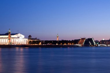 Boşanmış Palace Bridge sırasında beyaz geceler, St. Petersburg, Rusya Federasyonu. 3 Temmuz 2010