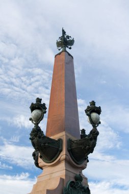 Dikilitaş Trinity Köprüsü girişinde. Saint Petersburg Rusya.
