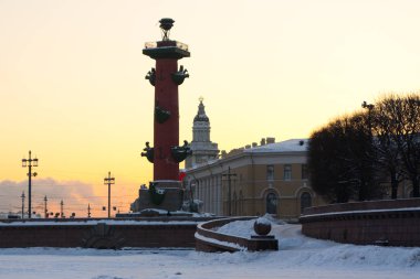 Rusya. St. Petersburg 'da. Kış. Gün batımında rostral sütun ve meraklı