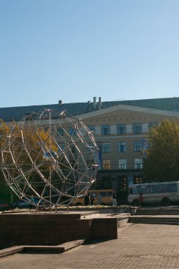 Bina Petrozavodsk Devlet Üniversitesi ve fullerene molekül. Petrozavodsk, Rusya Federasyonu.