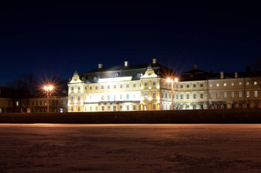 Nehir Neva gece, St.Petersburg, Rusya Federasyonu çıkabilir sarayının Menshikov