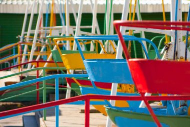 Boş Bahçesi ve salıncaklar renkli Park, Rusya Federasyonu.