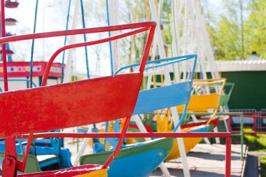 Boş Bahçesi ve salıncaklar renkli Park, Rusya Federasyonu.