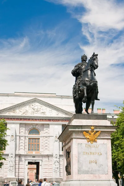 Anıt Mikhailovsky Kalesi'nin yanında büyük Peter. Saint Petersburg Rusya