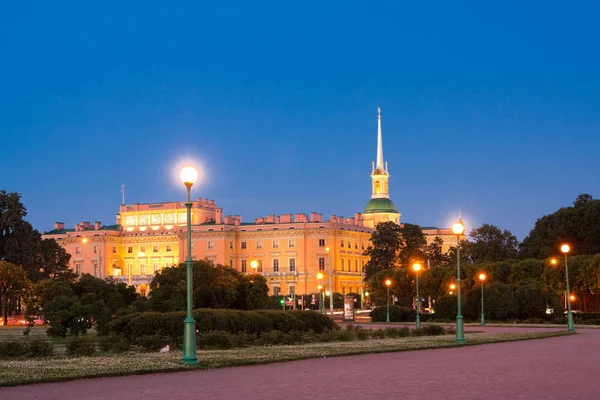 Castelo Mikhailovsky, também conhecido como Castelo de São Miguel, ou Castelo dos Engenheiros, São Petersburgo, Rússia. Uma das principais atrações da cidade com museu dentro . — Fotografia de Stock