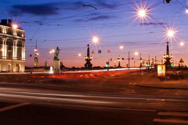 Noites Brancas. A saída da Ponte Troitsky, São Petersburgo Rússia . — Fotografia de Stock