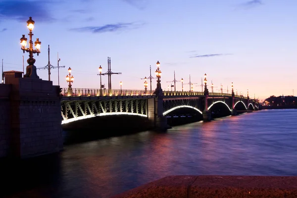 Pont de la Trinité à travers la Neva à Saint-Pétersbourg, Russie — Photo