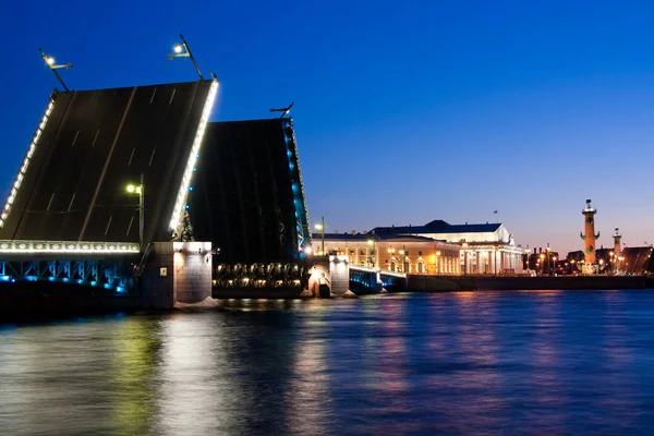Разведённый Дворцовый мост в Белые ночи, Санкт-Петербург, Россия. 3 июля 2010 — стоковое фото